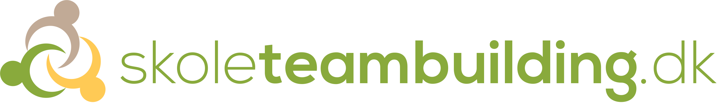 Et logo for skoleteambuilding.dk, hvor tre sammenflettede cirkler i grøn, gul og beige symboliserer samarbejde, fællesskab og relationer. Det grønne typografiske udtryk signalerer læring, trivsel og udvikling i skolekontekst.