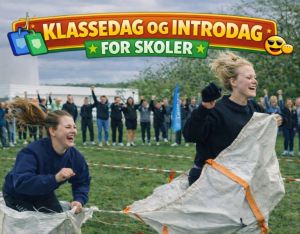 Billedet viser elever midt i en sjov og energisk fællesaktivitet udendørs, hvor grin og konkurrence skaber engagement. Motivet signalerer klassedag og introdag med fokus på fællesskab, bevægelse og positive oplevelser sammen.
