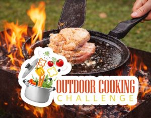 Billedet viser madlavning over åben ild, hvor kød steges på en pande i naturen med flammer og gløder omkring. Motivet signalerer fællesskab, udfordring og en sanselig udendørs oplevelse med fokus på samarbejde og kreativitet.